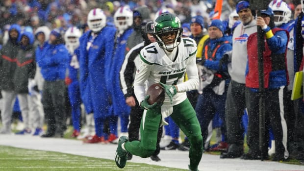 New York Jets WR Garrett Wilson runs after catch against Buffalo Bills